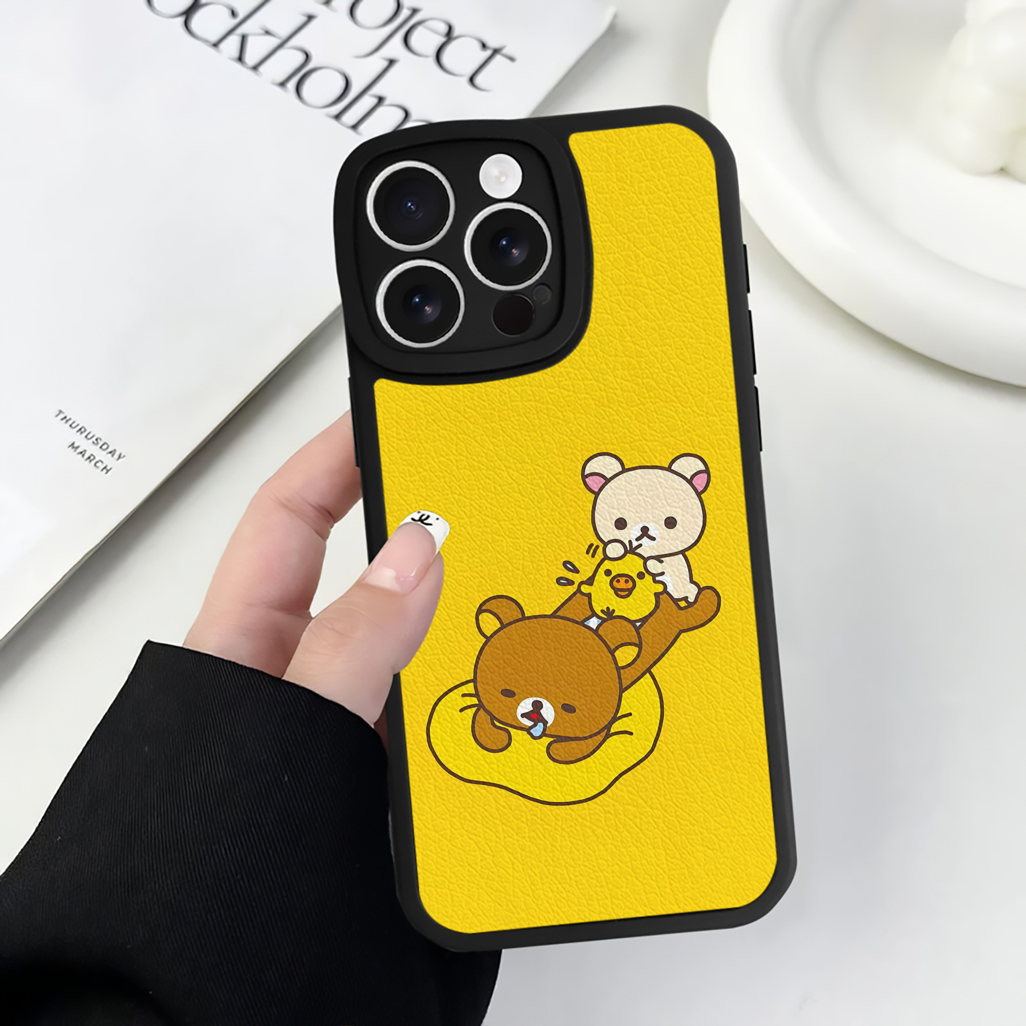（画像用） リラックマ リラックマ キイロイトリ Rilakkuma Korilakkuma Kiiroitori 【iPhone 16シリーズ対応】シリコンスマホケース（レザー調） 材質：シリコン